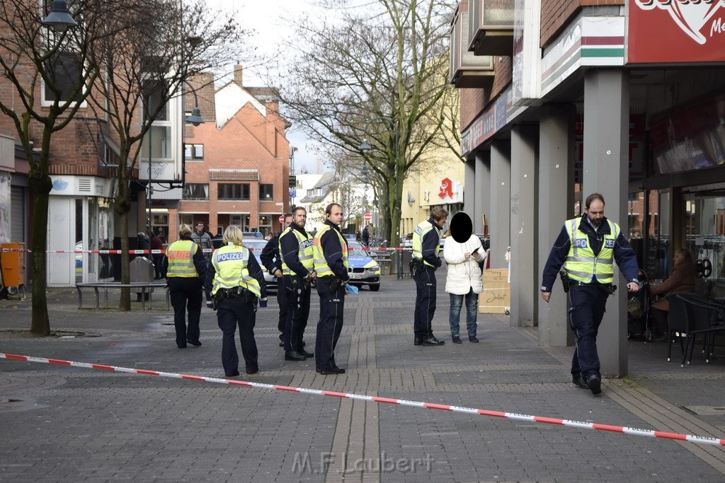 Einsatz BF Koeln Messerstecherei Koeln Porz Josefstr P46.JPG - Miklos Laubert